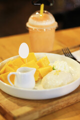 Mango sticky rice in cafe