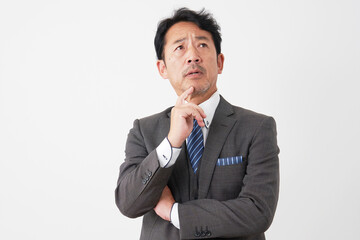 考える中年のビジネスマン　白背景