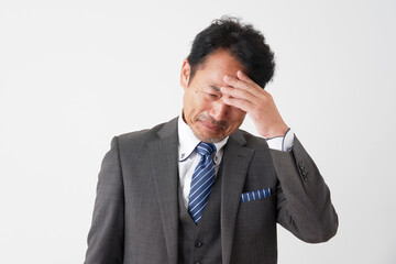 悩む中年のビジネスマン　白背景