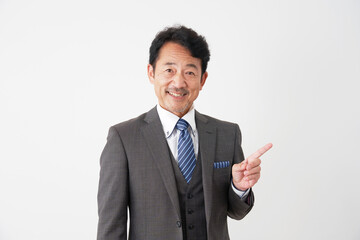 右側を指差す中年のビジネスマン　白背景