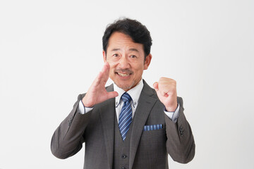 応援する中年のビジネスマン　白背景