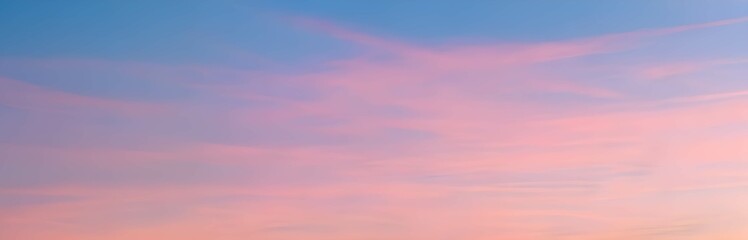 Naklejka na ściany i meble ピンクとブルーのグラデーションが美しい夕焼け、雲と空の柔らかな色合い 