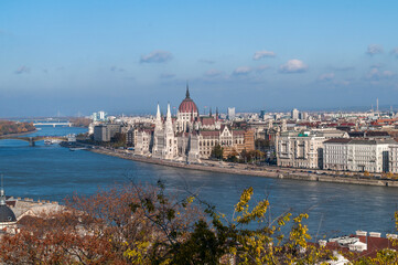 Obraz premium View of the Budapest city skyline (Hungary) with the Danube river and the parliament building.