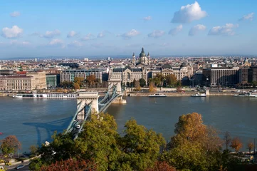 Photo sur Plexiglas Széchenyi lánchíd View of Budapest city skyline (Hungary) with Danube river and chain bridge.