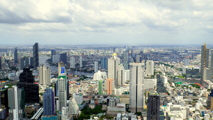 Fototapeta na wymiar weiter Blick vom Hochhaus Maha Nakhon in Bangkok über die Stadt und dem Fluss Chao Phraya