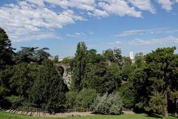 Vue sur le parc des Buttes-Chaumont à Paris