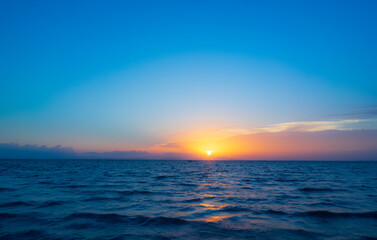 Naklejka premium sea at sunset