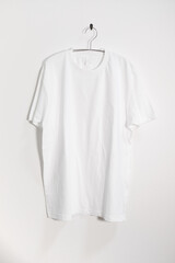 ハンガーにかけられた白いTシャツ