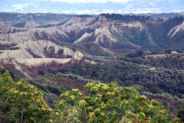 Bilick von Civita di Bagnoregio auf eine Canyonlandschaft