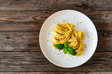 Spaghetti cacio e pepe - noodles witch parmesan and pepper