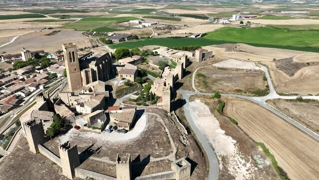 vista del hermoso cerco de Artajona en la comunidad foral de Navarra, Espa&ntilde;a
