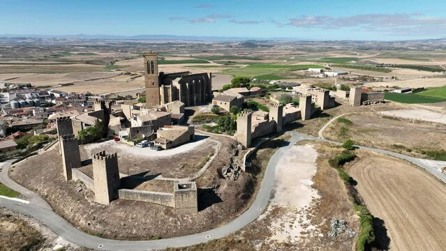 vista del hermoso cerco de Artajona en la comunidad foral de Navarra, Espa&ntilde;a