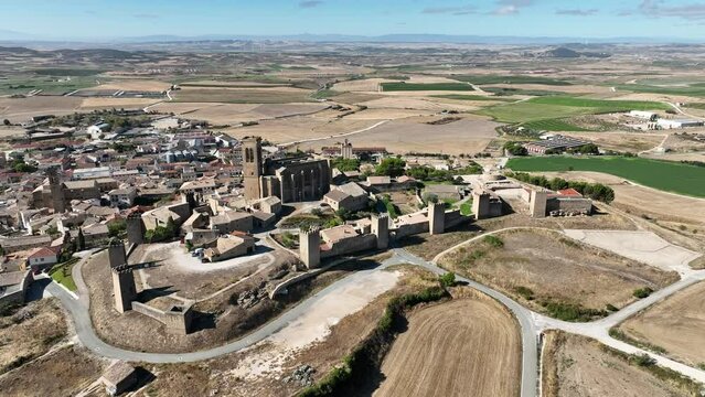 vista del hermoso cerco de Artajona en la comunidad foral de Navarra, Espa&ntilde;a