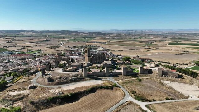 vista del hermoso cerco de Artajona en la comunidad foral de Navarra, Espa&ntilde;a