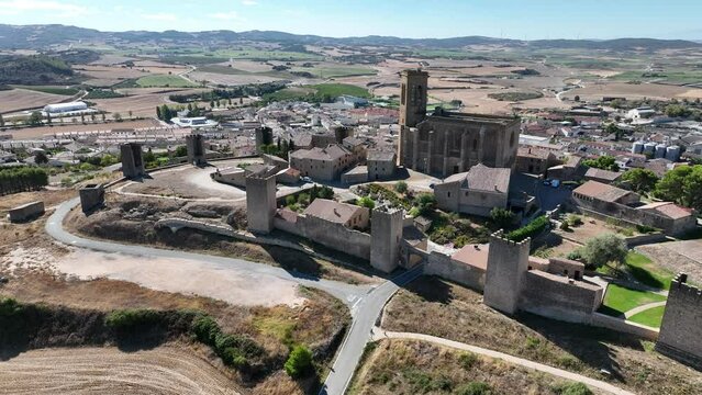 vista del hermoso cerco de Artajona en la comunidad foral de Navarra, Espa&ntilde;a