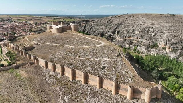 vistas del bonito castillo de Berlanga de Duero en la provincia de Soria, Espa&ntilde;a