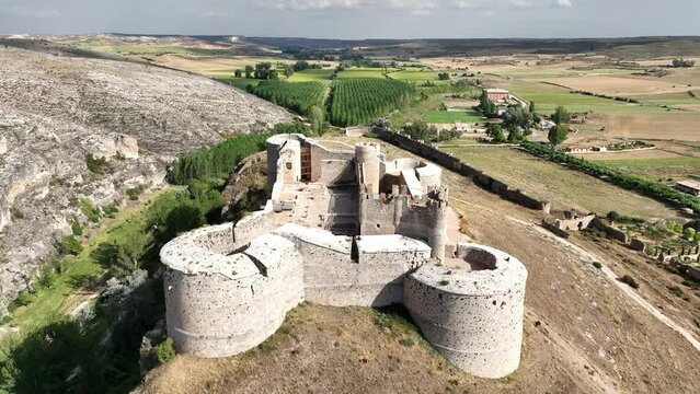 vistas del bonito castillo de Berlanga de Duero en la provincia de Soria, Espa&ntilde;a