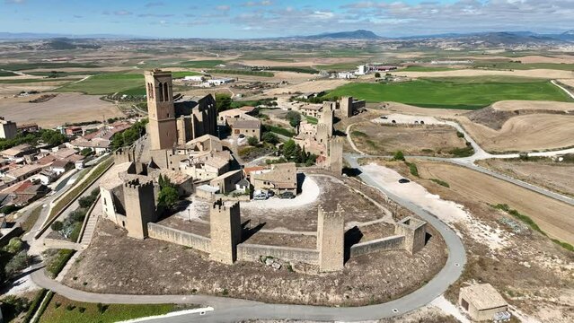 vista del hermoso cerco de Artajona en la comunidad foral de Navarra, Espa&ntilde;a