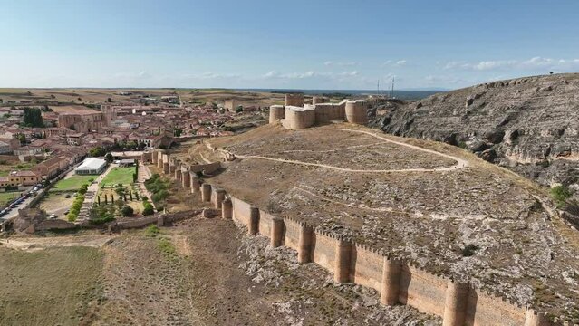 vistas del bonito castillo de Berlanga de Duero en la provincia de Soria, Espa&ntilde;a