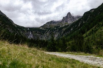 Obraz premium cloudy outdoor scene at rieken alp carinthia, austria with view to gruebelwand