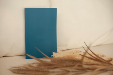 Blaues Blatt Papier mit Dekoration, Textfreiraum 