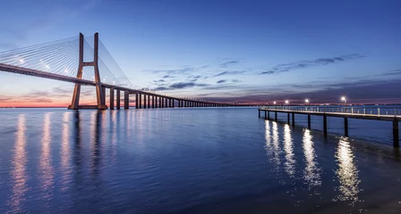 Fotobehang Vasco da Gamabrug Vasco da Gama Brücke bei Sonnenaufgang