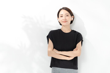 イヤホンをつけて笑顔の女性