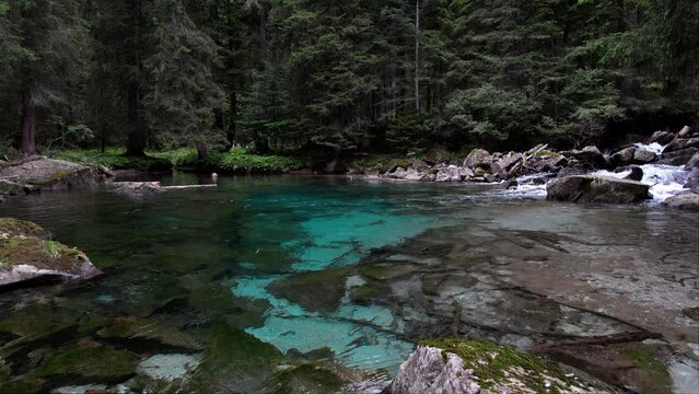 A paradise of water and nature, the turquoise lakes of Amola