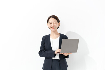 ノートパソコンを持つ笑顔のビジネスウーマン