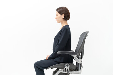 椅子に座る女性　横顔