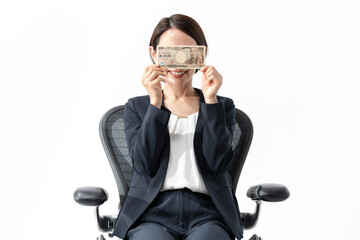 お金を手に持つ女性