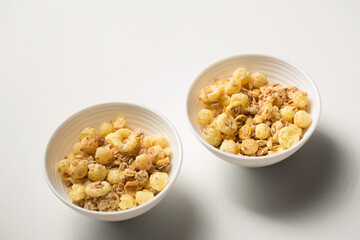 Breakfast cereal with granola