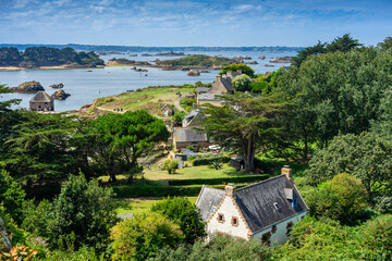 Urlaub in der Bretagne, Frankreich: Die wunderschöne besondere Ausflug Insel Île de Bréhat - Panorama Blick von oben auf die Landschaft und die Mühle Moulin à marée du Birlot - obrazy, fototapety, plakaty