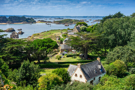 Urlaub in der Bretagne, Frankreich: Die wunderschöne besondere Ausflug Insel Île de Bréhat - Panorama Blick von oben auf die Landschaft und die Mühle Moulin à marée du Birlot