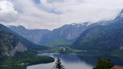Fototapeta na wymiar The clear lake of Hallstatt in the blue sky