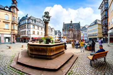 Market place wit fountain in the old town of Marburg an der Lahn in Hesse, Germany - obrazy, fototapety, plakaty
