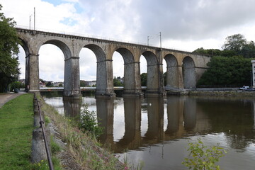 Fototapeta na wymiar Le viaduc de Laval sur la rivière Mayenne, ville de Laval, département de la Mayenne, France