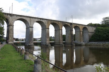 Fototapeta na wymiar Le viaduc de Laval sur la rivière Mayenne, ville de Laval, département de la Mayenne, France