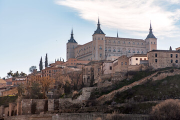 Fototapeta na wymiar View from the Tagus river towards the historical center of Toledo