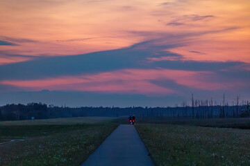Nach Sonnenuntergang auf dem Radweg von Pramort nach Zingst. - obrazy, fototapety, plakaty
