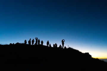 Naklejka na ściany i meble 白馬岳で夜明けを待つ登山者