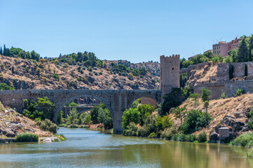 Veduta dell'antico ponte storico, Puente de Alcántara, a Toledo