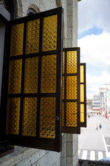 教会の黄色い窓