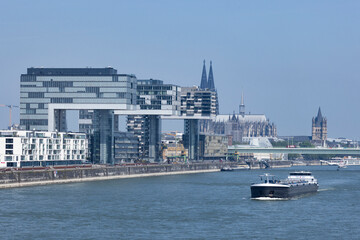 Blick auf Köln mit Südbrücke, Dom und Rheinauhafen mit Kranhäusern