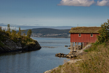 Fototapeta na wymiar wooden house on the fjord in Norway