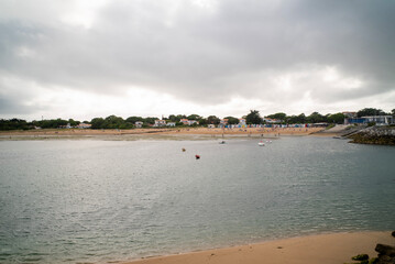 paysage marin avec une plagesur l'&icirc;le d'Ol&eacute;ron en France en Europe occidentale