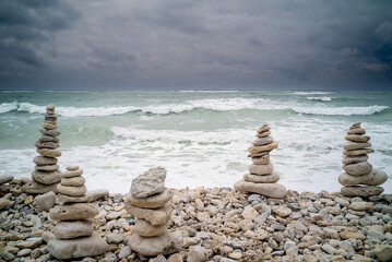 un empilement de galets sur une plage de la côte ouest de l'île d'Oléron en Charente Maritime en France