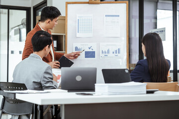 Obraz premium Opinion insights sharing organization meeting of Asian business people in meeting room, Constructive Feedback, Group Decision-Making, Strategic Planning, Diverse Perspectives, Contributing Ideas