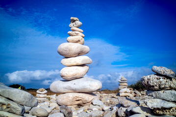 un empilement de galets sur une plage de l'île d'Oléron en France