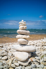 un empilement de galets sur une plage de l'île d'Oléron en France